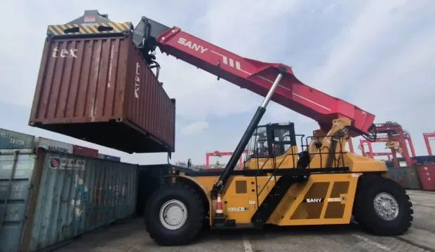 港口碼頭堆場常見搬運集裝箱的設(shè)備有哪些？