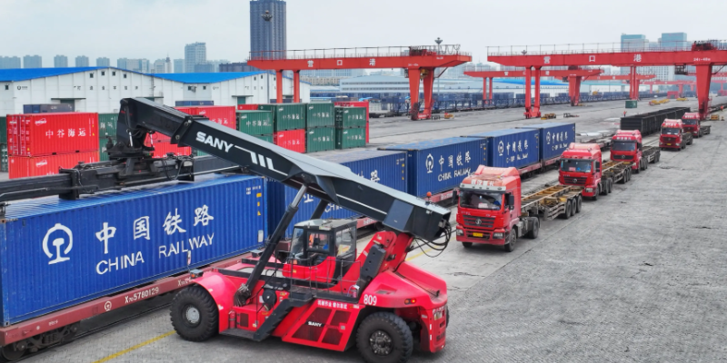 云南昆明至營(yíng)口鲅魚圈首列“一單制”多式聯(lián)運(yùn)班列鳴笛啟程